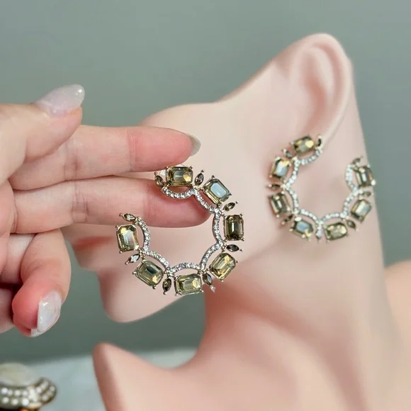 ⚜️ Elegant Gold and Silver Women's Earrings - Picture 8 of 10